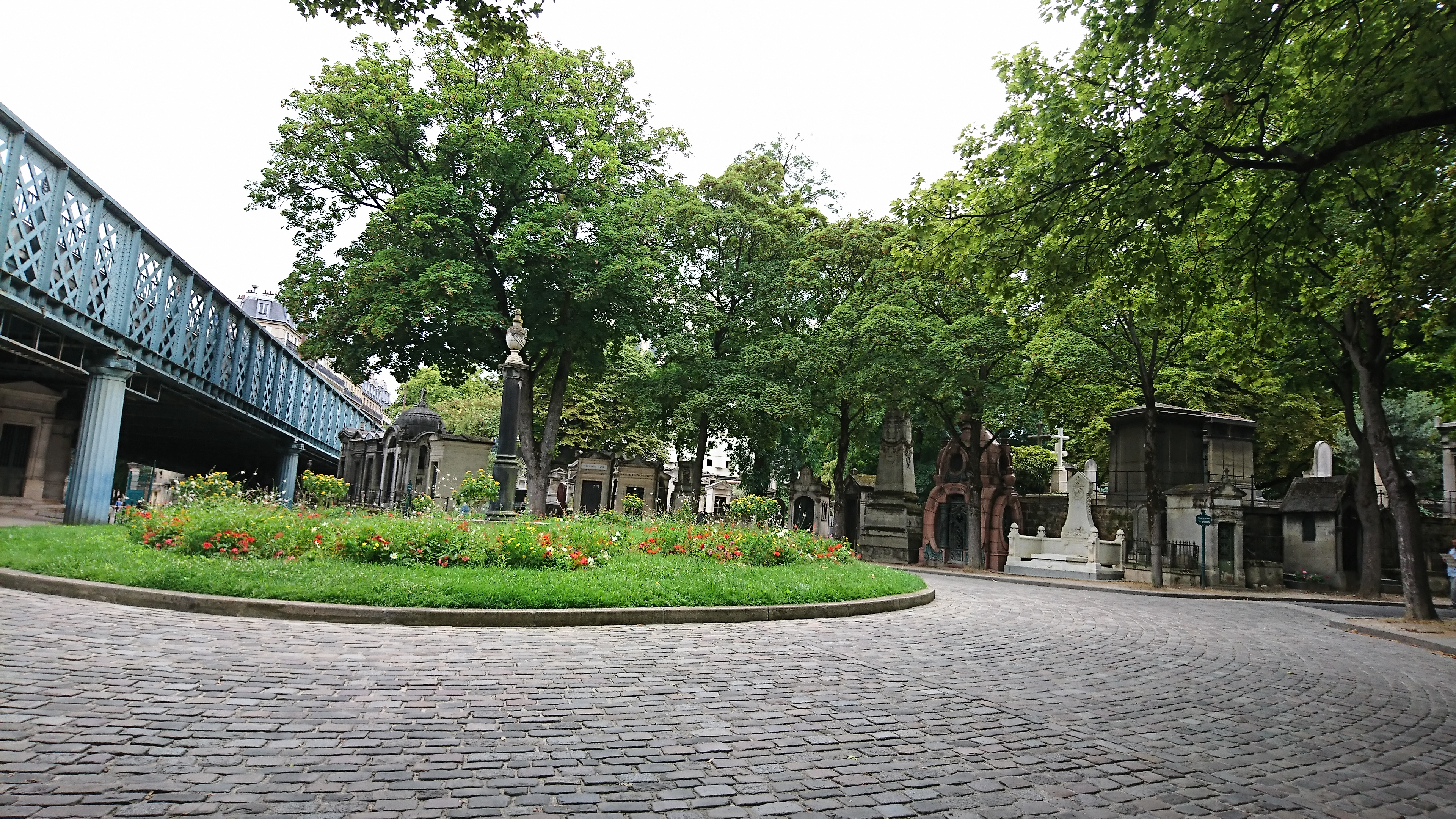 Montmartre Cemetery.jpg